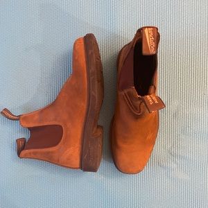 Chisel toe nubuck leather dress Blundstones